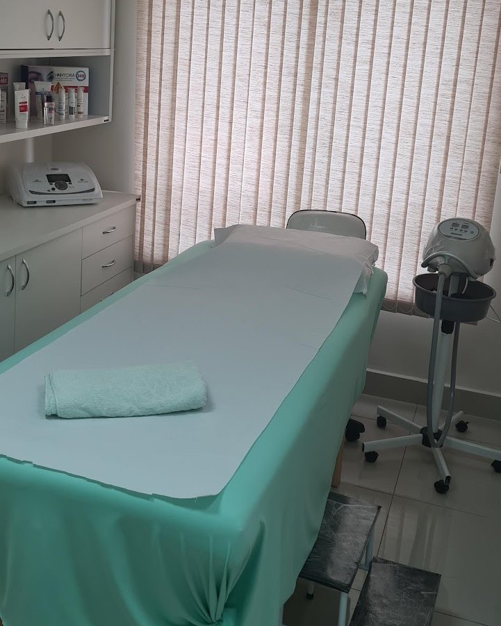 Sala de atendimento da Perfect Corpus, com a maca verde